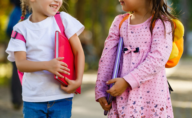 שתי ילדות הולכות ביחד לגן הילדים (אילוסטרציה: By Dafna A.meron, shutterstock)