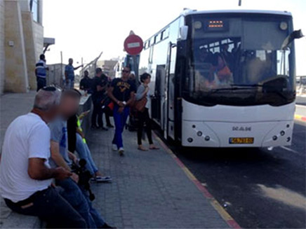 נוסעים מחוץ לאוטובוס, ארכיון - למצולמים אין קשר... (צילום: חדשות)