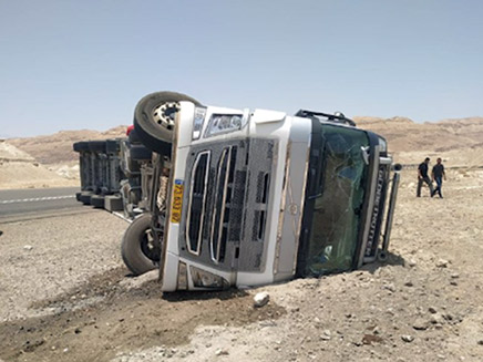 התהפכות משאית פרות בצומת הערבה (צילום: גדי גוהר מועצה אזורית ערבה תיכונה, חדשות)