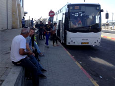 נוסעים מחוץ לאוטובוס, ארכיון - למצולמים אין קשר... (צילום: רוני מרדכי, חדשות 2)