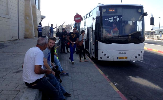 נוסעים מחוץ לאוטובוס, ארכיון - למצולמים אין קשר... (צילום: רוני מרדכי, חדשות 2)
