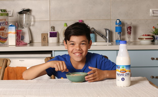 ילד אוכל דגני בוקר עם חלב (צילום: גבע טלמור,  יח"צ)