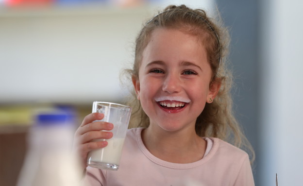 ילדה שותים חלב (צילום: גבע טלמור,  יח"צ)