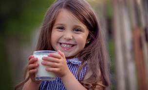 ילדה שותה חלב (אילוסטרציה: By Dafna A.meron, shutterstock)