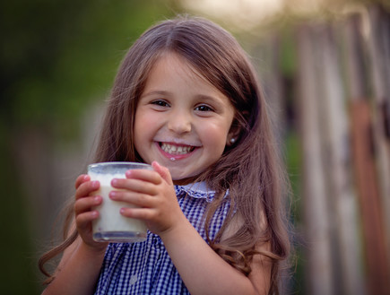 ילדה שותה חלב (אילוסטרציה: By Dafna A.meron, shutterstock)