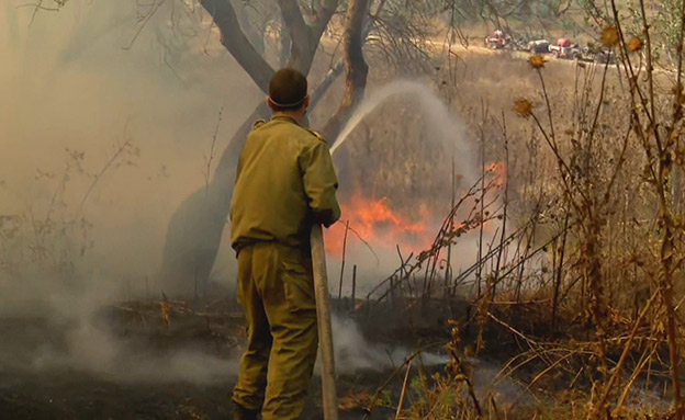 חיילים מטפלים בשריפות בעוטף עזה (צילום: החדשות)