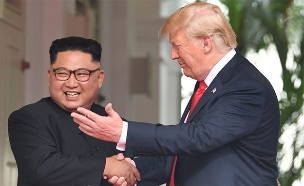טראמפ וקים לוחצים ידיים (צילום: SKY NEWS, חדשות)