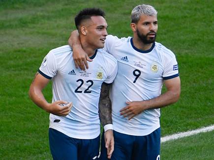 מרטינס ואגוארו חוגגים את השער הראשון של ארגנטינה מול וונצואלה (Get (צילום: ספורט 5)