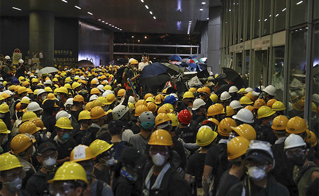 מפגינים בהונג קונג פרצו למבנה הפרלמנט‎ (צילום: AP, חדשות)