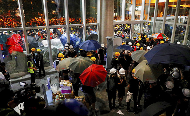מפגינים בהונג קונג פרצו למבנה הפרלמנט‎ (צילום: AP, חדשות)