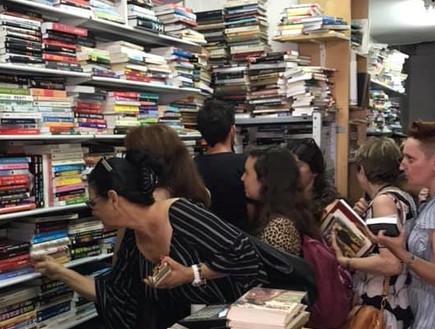 אלפים התגייסו להציל את בעל חנות הספרים (צילום: נטלי אג'ג')