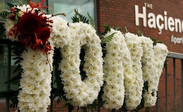 זר פרחים לזכר טוני ווילסון מייסד ההסיינדה ליד המקום בו עמד המועדון (צילום: matthew lewis, GettyImages)