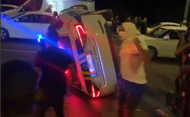מפגינים הופכים ניידת משטרה בצומת קסטינה (צילום: דיווחי הרגע, חדשות)