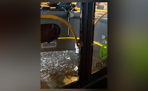 האוטובוס שהותקף, אמש (צילום: באדיבות נהג האוטובוס, חדשות)