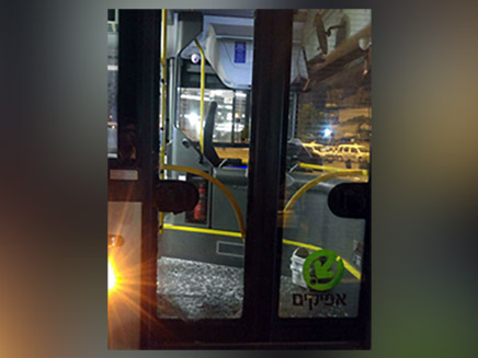 האוטובוס שהותקף, אמש (צילום: באדיבות נהג האוטובוס, חדשות)