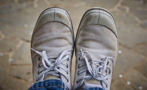 נעליים מלוכלכות (צילום: 
TakSato, Shutterstock)