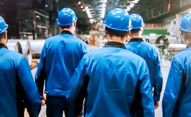 עובדים במפעל (צילום: shutterstock)