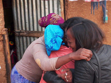 המפגש של ספי עם אחיותיה באתיופיה (צילום: החדשות)