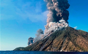 תיעוד התפרצות הר הגעש באיטליה (צילום: AP, חדשות)