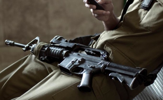 חייל עם נשק על הרגליים (צילום: shutterstock)