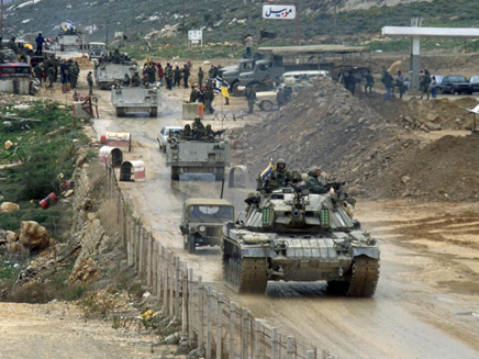 כוחות צה"ל נכנסים ללבנון, 1982 (צילום: פלאש 90 - יוסי זמיר, חדשות)