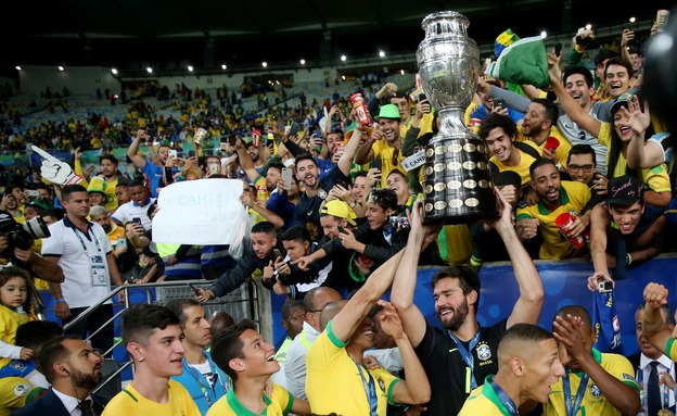 נבחרת ברזיל אחריה הזכייה (צילום: חדשות)