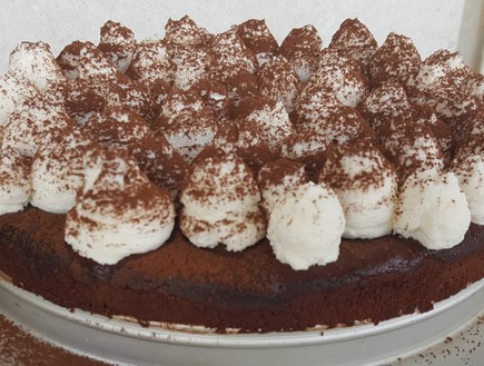 עוגת פאדג' שוקולד בשני מרכיבים - עם קצפת (צילום: רון יוחננוב, mako אוכל)