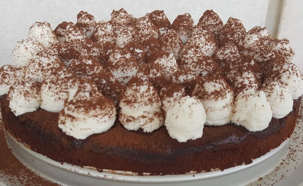 עוגת פאדג' שוקולד בשני מרכיבים - עם קצפת עוגת פאדג' שוקולד בשני מרכיבים - עם קצפת