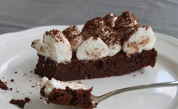פרוסת עוגת פאדג' שוקולד בשני מרכיבים (צילום: רון יוחננוב, אוכל טוב)
