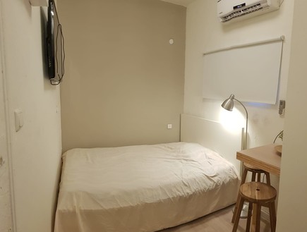 מיטה בדירה בתל אביב (צילום: מתוך עמוד הפייסבוק: 