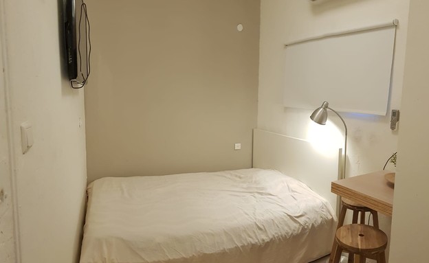 מיטה בדירה בתל אביב (צילום: מתוך עמוד הפייסבוק: "דירות מפה לאוזן בת"א")