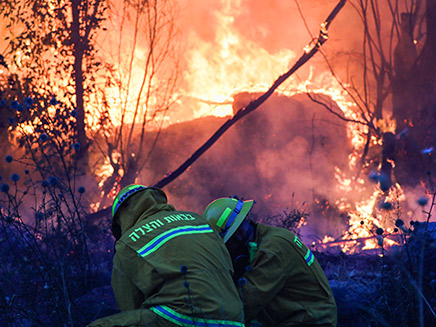 כבאים משתלטים על שריפה (ארכיון) (צילום: יונתן זינדל, פלאש 90, חדשות)
