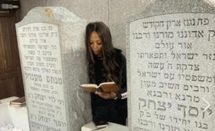 נעמי קמפבל עלתה לקבר הרבי מלובביץ' (צילום: Facebook/Naomi Campbell)