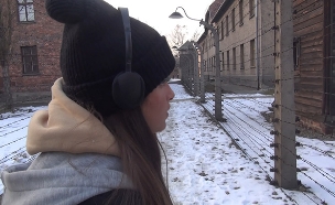 נועה קירל במסע באושוויץ (צילום: החדשות)