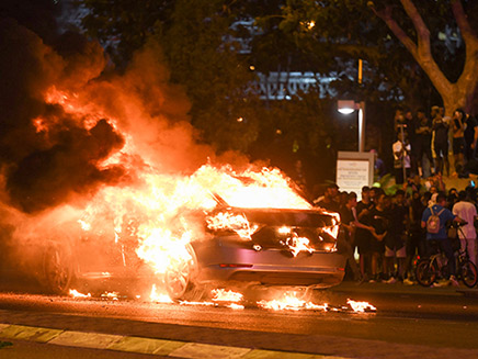 הצתת הרכב בתל אביב בזמן המחאה (צילום: פלאש 90, חדשות)