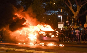 הצתת הרכב בתל אביב בזמן המחאה (צילום: פלאש 90, חדשות)