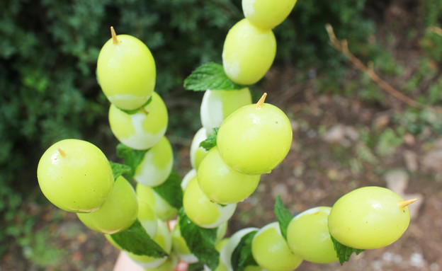 שיפודי ענבים קפואים (צילום: אסתי רותם, mako אוכל)