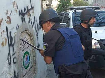 השוטרים הורסים את אנדרטת המחבל (צילום: עיריית ירושלים, חדשות)