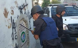 השוטרים הורסים את אנדרטת המחבל (צילום: עיריית ירושלים, חדשות)