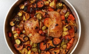 עוף עם ירקות בתנור (צילום: ארז גולקו, mako אוכל)