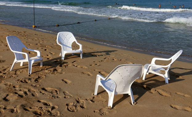 כיסאות פלסטיק (צילום: Shimon Bar / Shutterstock.com)