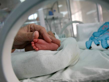 רגל של תינוקת באינקובטור (צילום: רויטרס, חדשות)