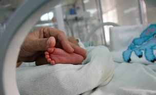 רגל של תינוקת באינקובטור (צילום: רויטרס, חדשות)