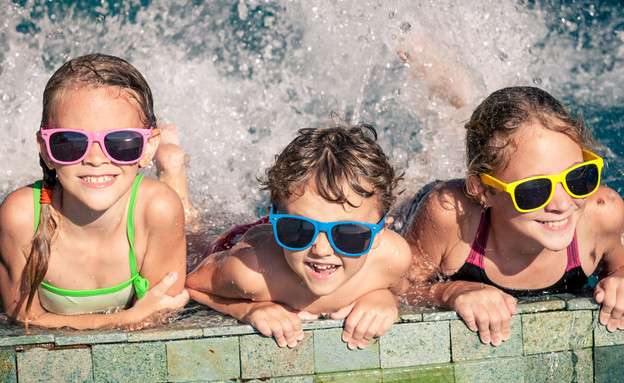 ילדים עם משקפי שמש בבריכה (אילוסטרציה:  altanaka, shutterstock)