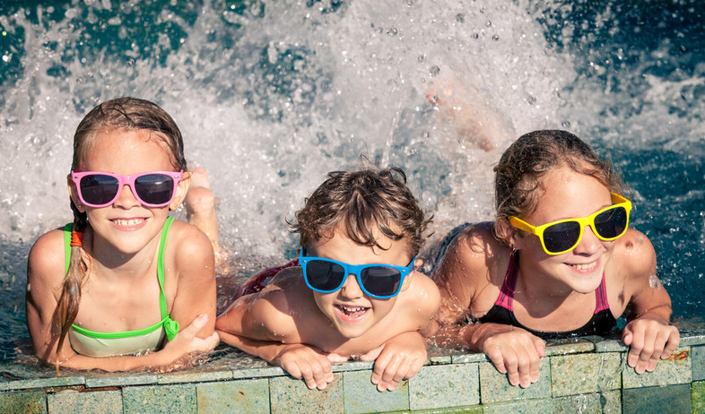 ילדים עם משקפי שמש בבריכה (אילוסטרציה:  altanaka, shutterstock)
