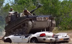 טנק מרסק מכוניות (צילום: Something2LookAt@YouTube)