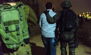 מעצר החשודים במהלך המבצע (צילום: דובר צה"ל, חדשות)