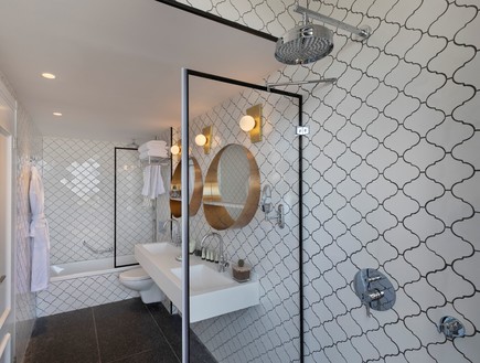 סם אנד בלונדי, חדר מקלחת מלון שינקין (צילום: אסף פינצוק)