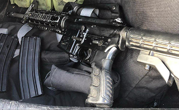 חלק מהנשק שעפ"י החשד נגנב מצה"ל ונמכר (צילום: חדשות)