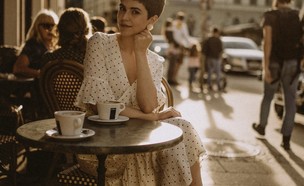 אישה בבית קפה  (צילום: kinga-cichewicz-unsplash)